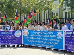 Warga Afghanistan melakukan aksi protes atas penculikan putri Duta Besar Afghanistan untuk Pakistan Najib Alikhil, di Kabul Minggu (18/7).
