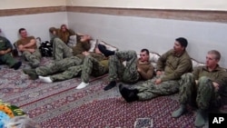 تصویر سربازان امریکایی پس از بازداشت توسط سپاه پاسداران ایران
