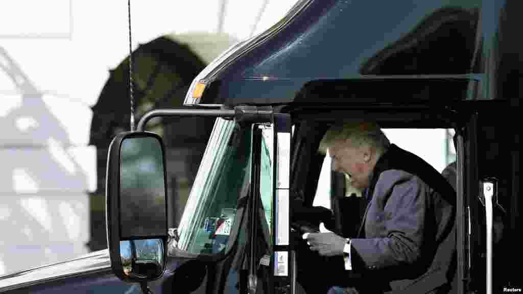 Prezident Tramp Oq uy hovlisida traktor haydamoqda, Vashington