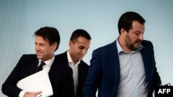 De la gauche vers la droite, le Premier ministre italien, Giuseppe Conte, le Vice-Premier ministre italien, ministre du Développement économique, du Travail et des Politiques sociales, Luigi Di Maio et le Vice-Premier ministre italien, ministre de l'Intérieur, Matteo Salvini, le 