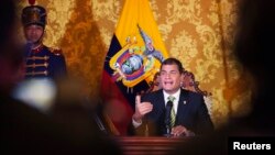 Presiden Ekuador Rafael Correa dalam sebuah pidato yang ditayangkan secara nasional di Istana Carondelet di Quito (15/8). (Reuters/Guillermo Granja)