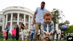 En la Casa Blanca, un padre ayuda a su hijo a cruzar la meta en la Carrera de Huevos de Pascua el año pasado. April 17, 2017.