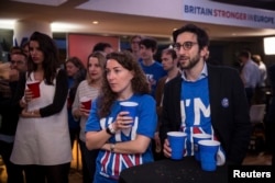Para pendukung kampanye untuk tetap berada dalam Uni Eropa menunjukkan ekspresi kecewa atas hasil referendum, di Royal Festival Hall, London (24/6).