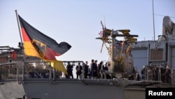 资料照：德国海军护卫舰巴伐利亚号停靠在东京国际邮轮码头期间，日本防务大臣岸信夫登舰参观。（2021年11月5日）