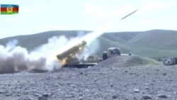 阿塞拜疆國防部公佈的視頻的截圖顯示阿塞拜疆軍隊使用多管火箭炮轟擊對方。
