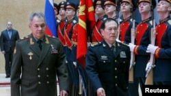 俄羅斯國防部長紹伊古(左)和中國國防部長魏鳳和在莫斯科會談前檢閱俄羅斯儀仗隊。（2018年4月3日） 