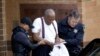 Bill Cosby es escoltado fuera de la Correccional del Condado de Montgomery, el martes 25 de septiembre de 2018, en Eagleville, Pensilvania, luego de ser sentenciado a entre 3 a 10 años de cárcel por asalto sexual. Foto: AP/Jacqueline Larma.