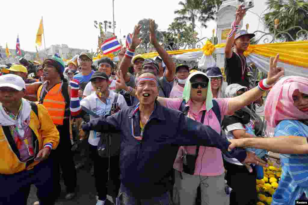 تھائی لینڈ کی سینیٹ نے متنازع بل مسترد کر دیا تھا لیکن حکومت مخالف مظاہروں کا سلسلہ جاری رہا۔