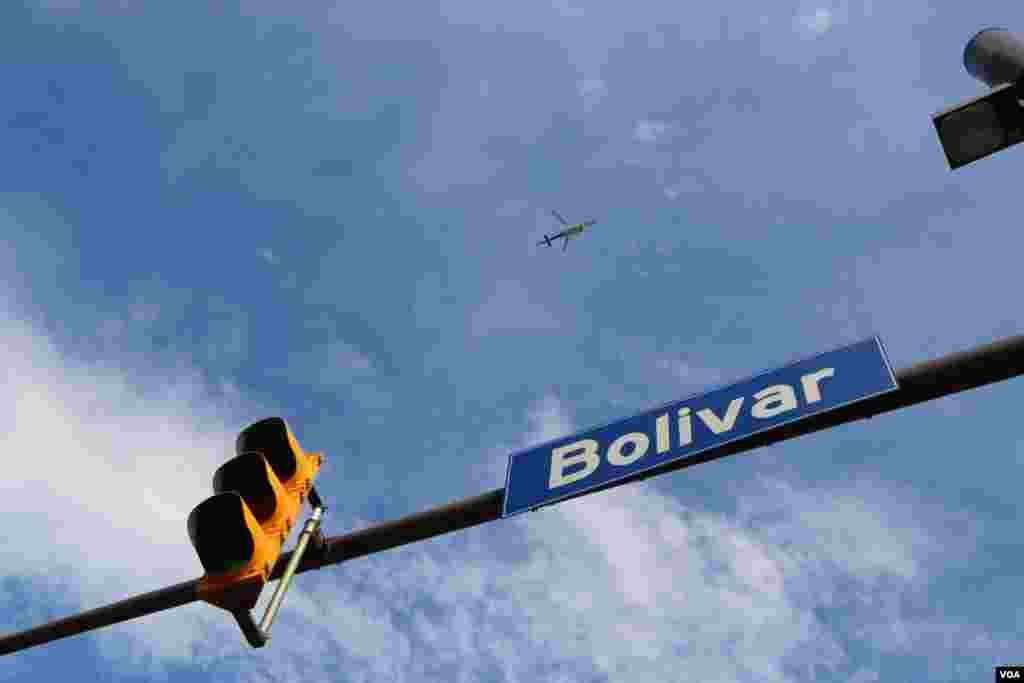 در فضای شهر هلی کوپتر ها در آسمان شهر مدام پرواز می کنند.
