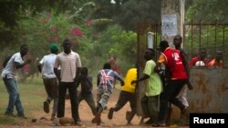 2014年2月7日，在中非共和国首都班吉的非洲联盟维和部队发射警告射击要聚集群众散开。