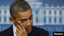 Presiden AS Barack Obama menyeka air matanya saat memberikan pernyataan terkait penembakan massal di Connecticut.(Foto: Reuters)