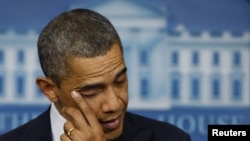 Le président Obama essuyant une larme en évoquant la fusillade Newtown 
