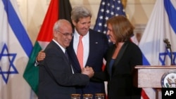 Secretary of State John Kerry stands between Israel's Justice Minister and chief negotiator Tzipi Livni, right, and Palestinian chief negotiator Saeb Erekat, as they shake hands after the resumption of Israeli-Palestinian peace talks, July 30, 2013.