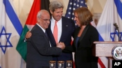 El secretario Kerry testimonia el apretón de manos entre los jefes negociadores Saeb Erekat por los palestinos, y la ministra Tzipi Livni por Israel.