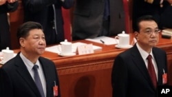 出现在北京两会主席台上的习近平和李克强
