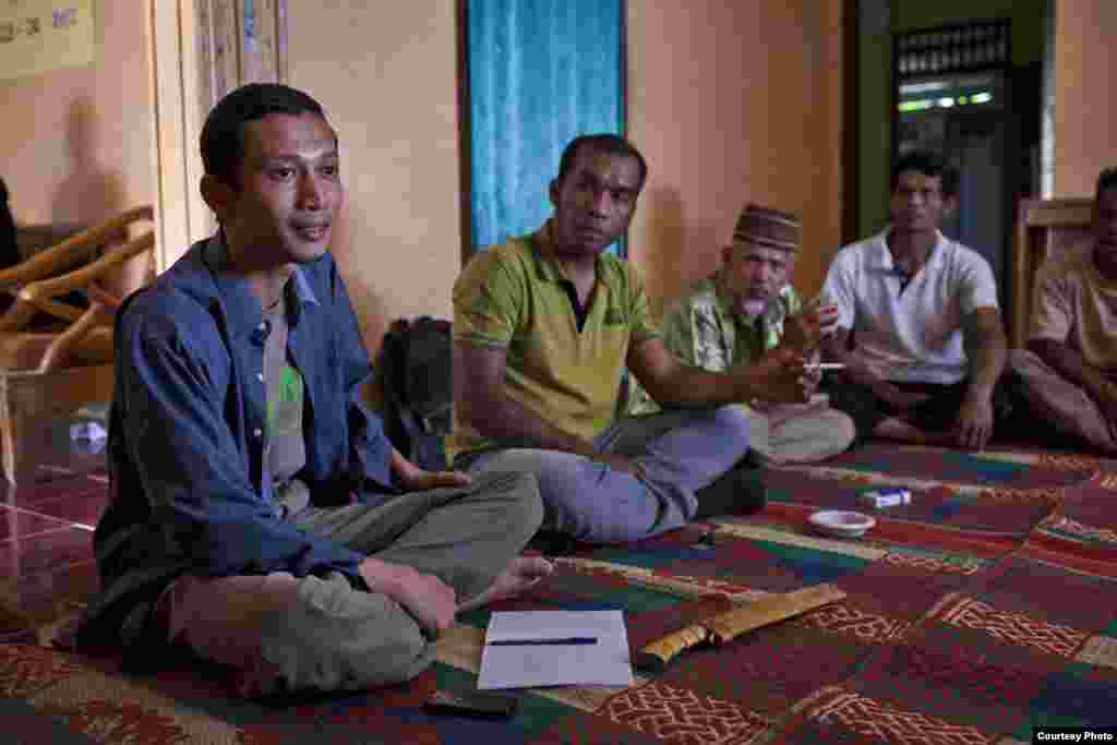Pada sebuah pertemuan masyarakat di Aceh, Rudi Putra menunjukkan kemampuannya untuk mengajak para pemimpin setempat untuk bekerja sama dalam proyek-proyek hutan. (Goldman Environmental Prize)
