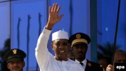 Idriss Déby Itno reçu par son homologue soudanais, Omar el-Bechir, à Katrhoum, Soudan, 8 mars 2016. epa/MORWAN ALI