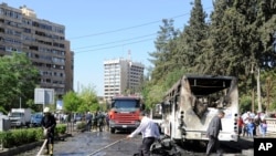 Snimak sirijske novinske agencije SANA napravljen na poprištu današnje eksplozije, u kvartu Mazeh, u Damasku