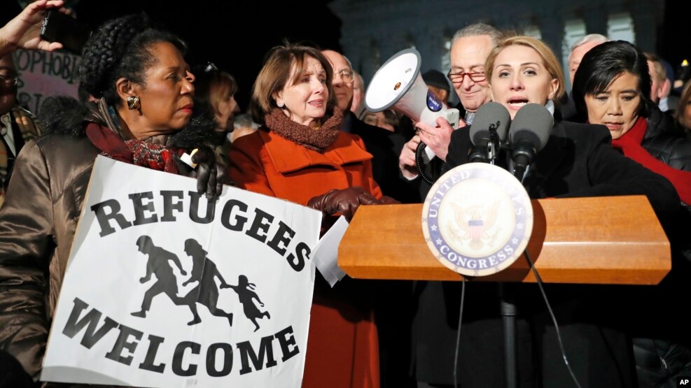 Từ trái: Dân biểu Sheila Jackson Lee, lãnh tụ khối thiểu số ở Hạ viện Nancy Pelosi, Farah Amer Kamal từ Iraq cùng lãnh tụ khối thiểu số ở Thượng viện Chuck Schumer và các nhà lập pháp khác đứng trước Tối cao Pháp viện phản đối sắc lệnh hành pháp của Tổng thống Donald Trump, 30/1/2017.