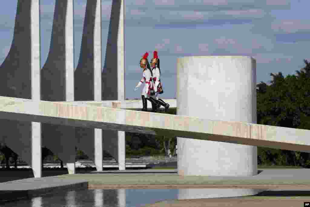 កងទាហាន​អង្គរក្ស​ការពារ​ប្រធានាធិបតី​ដើរ​ឡើង​​ទៅ​លើ​ខឿន​វិមាន​ប្រធានាធិបតី​ Planalto នៅ​ក្រុង Brasilia ប្រទេស​ប្រេស៊ីល នា​ថ្ងៃ​ទី១២ ខែ​មេសា ឆ្នាំ​២០១៦។&nbsp;