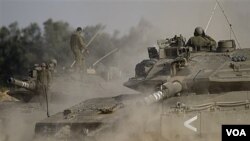 Tank Israel disiagakan di perbatasan dengan Jalur Gaza menyusul serangan roket oleh militan Palestina (8/4).