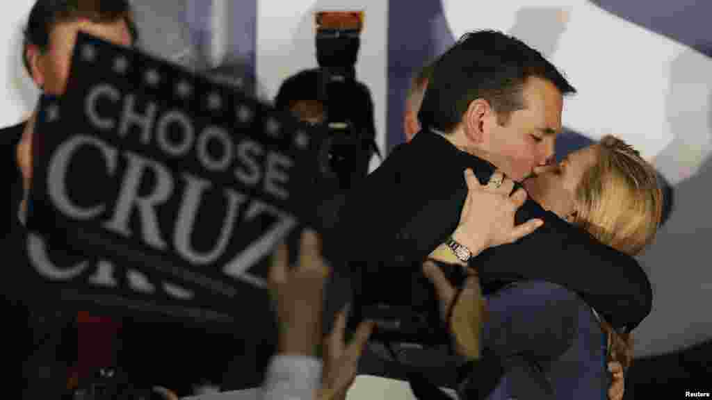 Ted Cruz embrasse sa femme Heidi Cruz après l’annonce de sa victoire lors du rassemblement de la nuit du caucus, à Des Moines, Iowa, 1er fevrier.