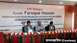‘ইআরএফ সংলাপে’ অংশ নিয়ে সাংবাদিকদের প্রশ্নের জবাব দিচ্ছেন বিজিএমইএ সভাপতি ফারুক হাসান। (ছবি- মানবজমিন) 