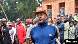 Le président burundais Pierre Nkurunziza s'adresse aux médias après avoir voté lors du référendum à Mwumba dans la province de Ngozi, au nord du Burundi, le 17 mai 2018 