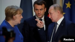 Nesta foto de 2019 o Presidente russo Vladimir Putin, a Chanceler alemã Angela Merkel e o Presidente francês Emmanuel Macron conversam na conferência de imprensa de uma cimeira em Paris. 10 de Dezembro 2019