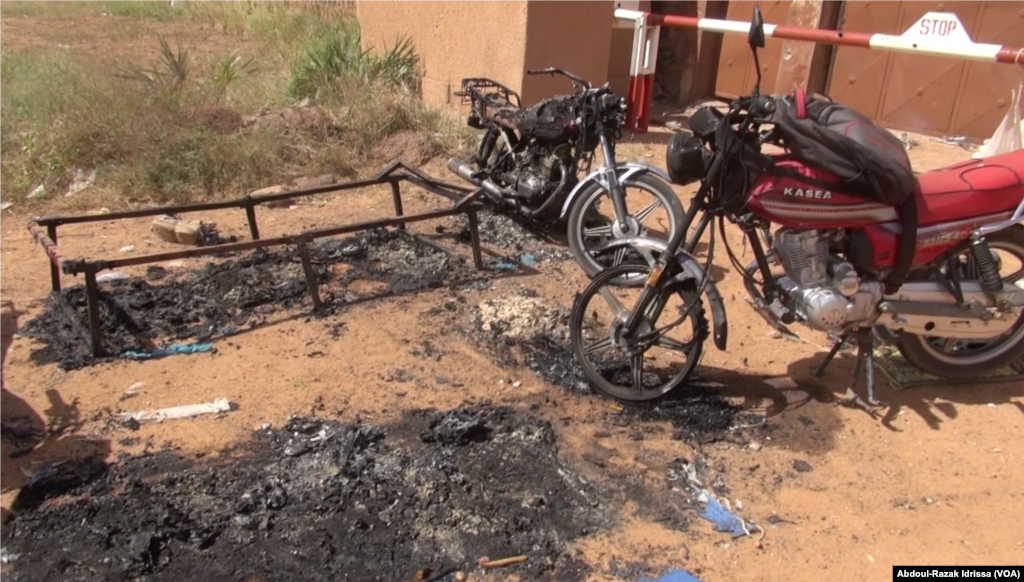 Des lits ont été incendiés à la prison de Koutoukalé, lors d'une attaque terroriste, au Niger, le 17 octobre 2016. (VOA/Abdoul-Razak Idrissa)
