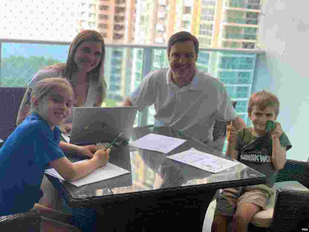 Ilse Capozzi, es odontóloga, pero trabaja en el área de mercadeo desde hace más de 3 años en Panamá, donde vive con su esposo y sus dos hijos. Esta venezolana relató a la VOA que la situación generada por el COVID-19 ha traído preocupación por la economía familiar, a pesar de que ella y su esposo tienen la opción de trabajar a distancia. "El COVID-19 ha llegado a retarnos desde el punto de vista laboral, académico, familiar y social. En Panamá tenemos tres semanas de cuarentena, ha sido difícil estar en casa y tratar de adaptar la rutina del trabajo y el colegio a estas cuatro paredes", comentó.