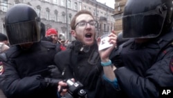 Полиция задерживает одного из участников протеста в центре Москвы. Россия. 26 марта 2017 г.