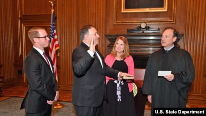 Ông Pompeo tuyên thệ để trở thành Ngoại trưởng Hoa Kỳ ngày 26/04/2018 tại Washington DC