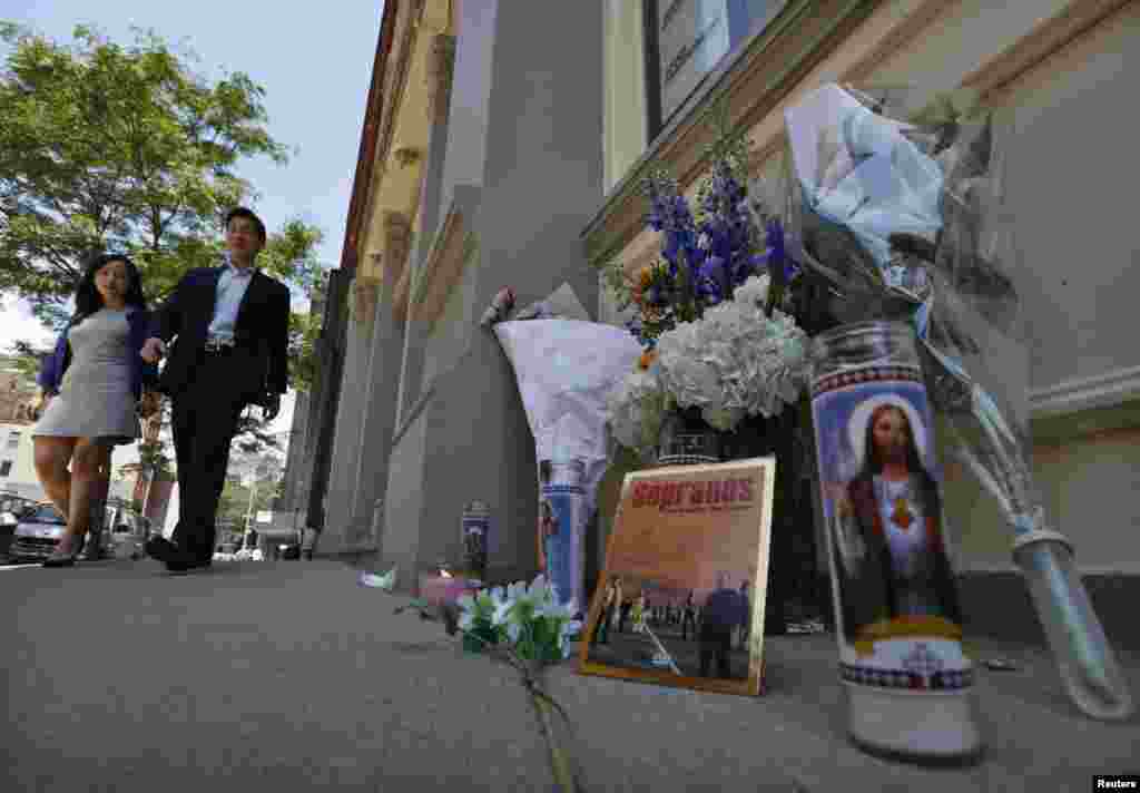 Algunas personas han dejado flores y mensajes de afecto en la puerta de la casa de Gandolfini en Nueva York. 