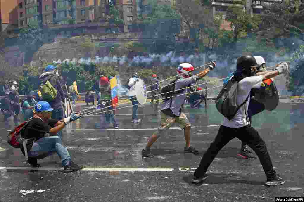 صدر نکولس مادورو کے خلاف جاری مظاہروں میں اب تک کم ازکم 42 افراد اپنی جان سے ہاتھ دھو بیٹھے ہیں۔