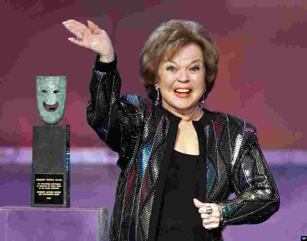 Shirley Temple Black accepts the Screen Actors Guild Awards life achievement award at the 12th Annual Screen Actors Guild Awards, in Los Angeles, Jan. 29, 2006.