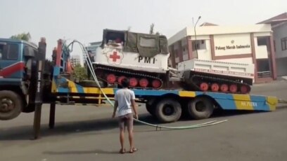 Sebuah kendaraan PMI diangkut dengan truk di Palu, Sulawesi Tengah, Indonesia, 3 Oktober 2018. (Foto: Palang Merah Indonesia (PMI) / via REUTERS)