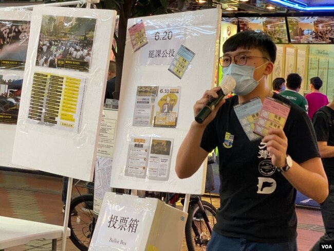 香港众志副主席及中学生行动筹备平台发言人郑家朗表示，罢课公投是最和平的方式表达中学生的意志。 (美国之音/汤惠芸)