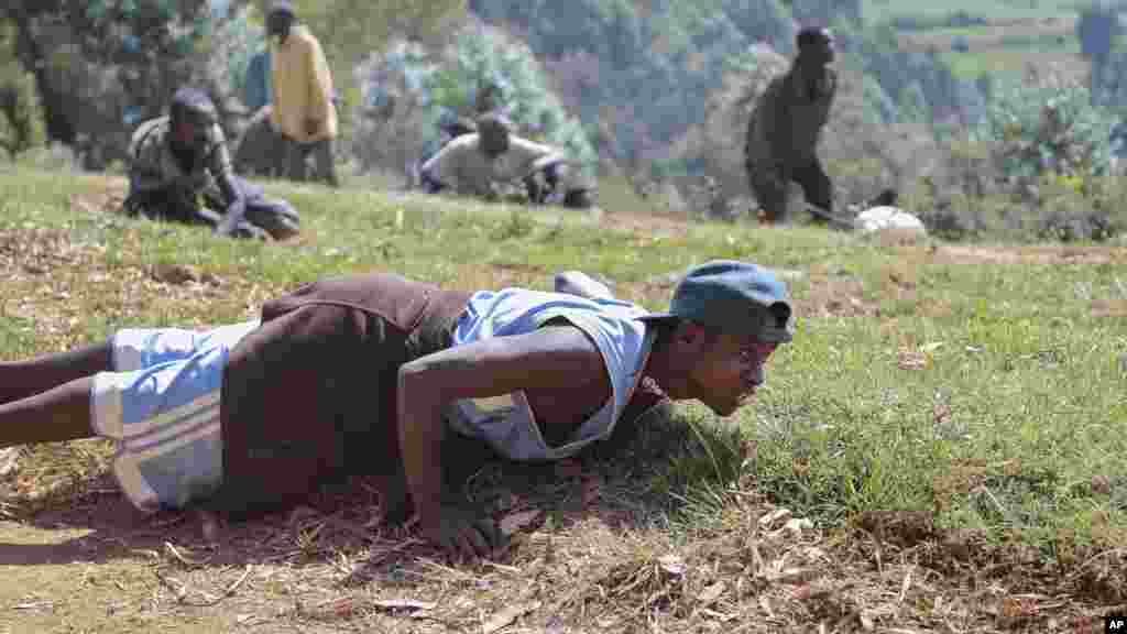 Des manifestants se mettent à plat ventre après la police a lancé des granades lacrymogènes et tiré en l&#39;air à Buyenzi, dans la capitale Bujumbura, Burundi mercredi 10 juin 2015