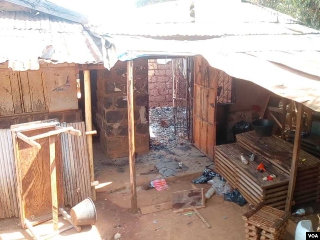 Houses torched by the military in Kumbo lie vacant after their occupants fled. (M. Kindzeka for VOA)