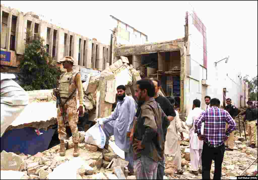 عمارت تباہ ہونے سے دکانوں کے تاجروں کو مالی نقصان کا سامنا کرنا پڑ رہا ہے۔