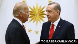 Wapres AS Joe Biden (kiri) bertemu dengan Presiden Turki Recep Tayyip Erdogan di Ankara, Rabu (24/8).