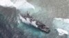 搁浅在巴拉望省图巴塔哈群礁的美国海军扫雷舰“护卫者号”。（2013年1月19日资料照）