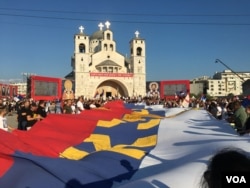 Nekoliko hiljada vjernika i pristalica Srpske pravoslavne crkve okupilo se ispred Hrama Hristovog vaskrsenja u Podgorici kako bi prisustvovali liturgiji uoči ustoličenja mitropolita crnogorskog-primorskog u Cetinjskom manastiru, 4. septembra 2021.