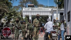 Des soldats sénégalais de la force de la Cédéao contrôlant les entrées devant la présidence gambienne, le 24 janvier 2017.