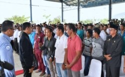 Presiden Joko Widodo berbincang dengan para nelayan di Natuna, 8 Januari 2020, pasca insiden penangkapan ikan secara ilegal oleh nelayan China. (Foto: Setpres)