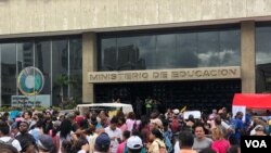Profesores venezolanos protestas en la sede del Ministerio de Educación, en el centro de Caracas. Foto: Álvaro Algarra - VOA.