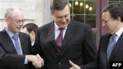 Виктор Янукович (в центре) и Жозе Мануэль Баррозу (справа)