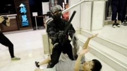 香港警察星期天（11月3）在大埔超级城拘捕一名示威者。路透社