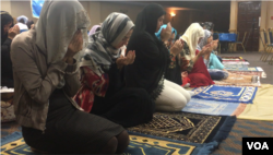 Perempuan Muslim Uighur melakukan sholat Ied di Falls Church, Virginia, 21 Agustus 2018. (B. Gallo/VOA)